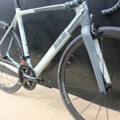 DEDACCIAI Vélo BEACON Carbone BF 100 Gris/blanc/bleu -Magasin De Roues BF 100 gris blanc 3