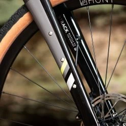 Gravel Bike Carbone Bombtrack Hook EXT C 27,5" Glossy Metallic Black 2022 -Magasin De Roues bombtrack hook ext c gravel voyage carbone fourche carbone 2022 baroudeur cycles lyon 3