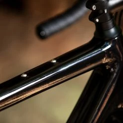 Gravel Bike Carbone Bombtrack Hook EXT C 27,5" Glossy Metallic Black 2022 -Magasin De Roues bombtrack hook ext c gravel voyage carbone fourche carbone 2022 baroudeur cycles lyon 5