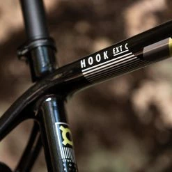 Gravel Bike Carbone Bombtrack Hook EXT C 27,5" Glossy Metallic Black 2022 -Magasin De Roues bombtrack hook ext c gravel voyage carbone fourche carbone 2022 baroudeur cycles lyon 6