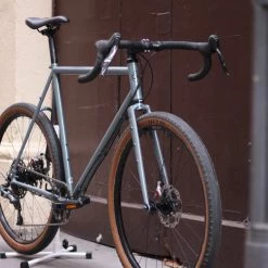 Vélo Gravel Omnium CXC V.2 Sea Foam Green - Taille L -Magasin De Roues omnium cxc v2 gravel commuter montage a la carte baroudeur cycles lyon avant 2 scaled