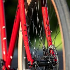 Surly Midnight Special 650B -Magasin De Roues surly midnight special sour strawberry sparkle velo gravel baroudeur cycles lyon 3