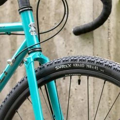 Vélo Surly Straggler 700C 2021 Chlorine Dream -Magasin De Roues surly straggler 700c 650b gravel bike acier baroudeur cycles lyon front 3 c5af0211 76c8 461c ab7d 957b5edffee7