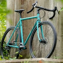 Vélo Surly Straggler 700C 2021 Chlorine Dream -Magasin De Roues surly straggler 700c 650b gravel bike acier baroudeur cycles lyon front side 1 728acb60 dfab 421a 85d6 4f8f6bea2934