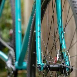 Vélo Surly Straggler 700C 2021 Chlorine Dream -Magasin De Roues surly straggler 700c 650b gravel bike acier baroudeur cycles lyon front wheel 418db440 222e 4457 a9e4 ffa475f3f386